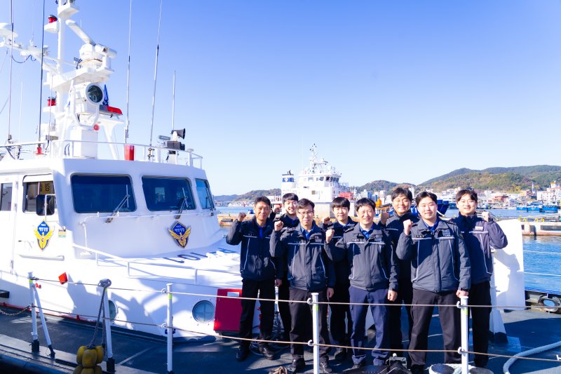 [부산=뉴시스] 2025년 남해해경청 우수함정에 선정된 통영서 P-101B정 승조원들 (사진=남해해경청 제공) 2025.12.04. photo@newsis.com *재판매 및 DB 금지