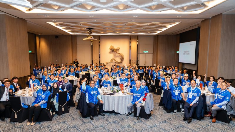 [서울=뉴시스] 말레이시아 쿠알라룸푸르에서 열린 한양대 말레이시아 유학생 동문회 창립식에서 참가자들이 기념사진을 촬영하고 있다. (사진=한양대 제공) 2025.12.04. photo@newsis.com *재판매 및 DB 금지