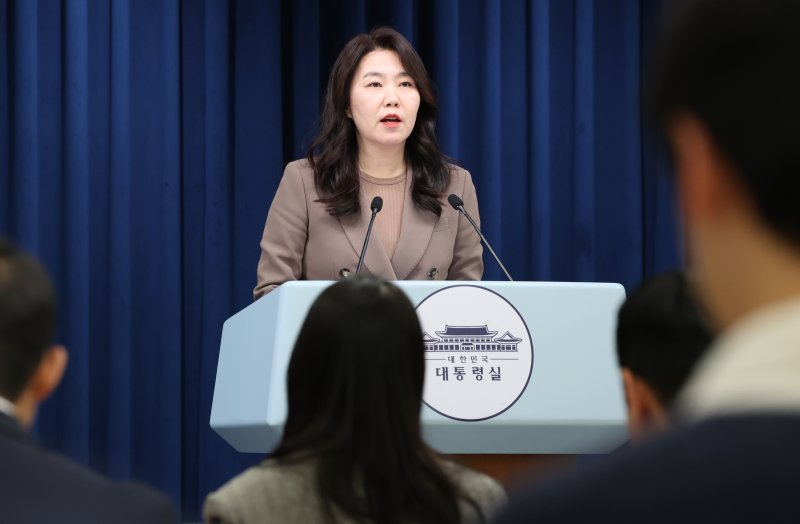 강유정 대통령실 대변인이 4일 서울 용산 대통령실 청사에서 대통령 주재 수석보좌관회의 관련 브리핑을 하고 있다. 2025.12.4/뉴스1 ⓒ News1 허경 기자