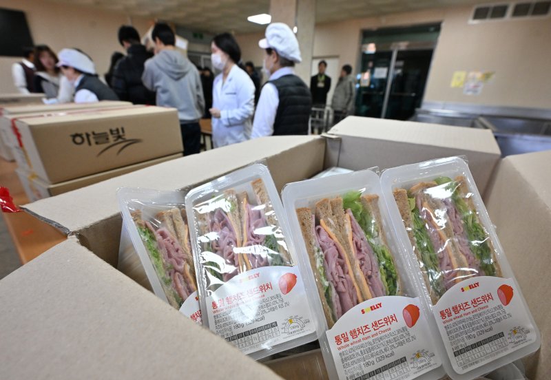 비정규직 총파업으로 제공된 대체식. 2025.12.04. photo@newsis.com