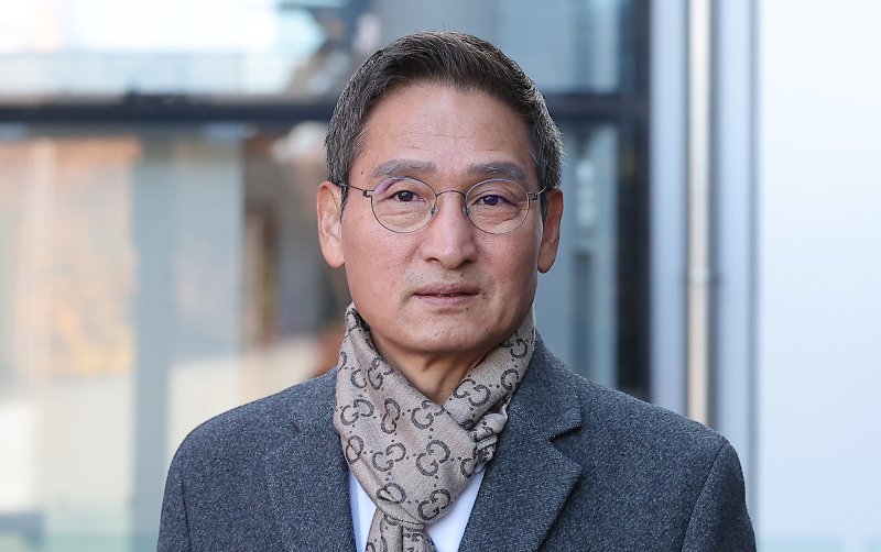 관봉권 띠지 폐기 의혹과 쿠팡 퇴직금 불기소 외압 의혹 진상 규명을 위한 특검(상설특별검사)에 임명된 안권섭 변호사가 18일 서울 여의도 사무실로 출근하고 있다. 2025.11.18/뉴스1 ⓒ News1 김성진 기자