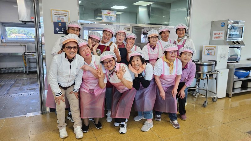 [고성(경남)=뉴시스] 신정철 기자= 경남 고성군은 오는 8일부터 10일간 2026년 노인 일자리 및 사회활동 지원사업(노인공익활동사업, 노인역량활용사업, 공동체사업단) 참여자 2168명을 모집한다고 4일 밝혔다.사진은 2025년 노인일자리 참여자 기념사진 모습.(사진=고성군 제공).2025.12.04. photo@newsis.com *재판매 및 DB 금지