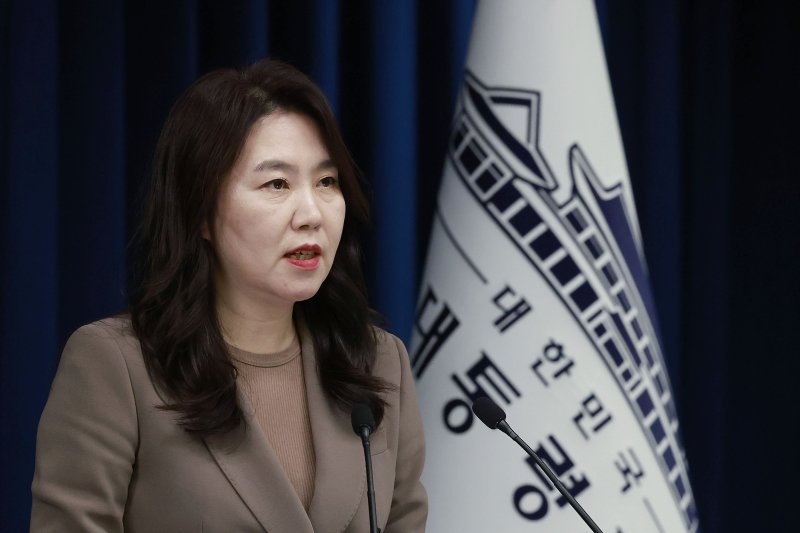 [서울=뉴시스] 최동준 기자 = 강유정 대변인이 4일 서울 용산 대통령실 청사에서 수석보좌관회의 관련 브리핑을 하고 있다. 2025.12.04. photocdj@newsis.com