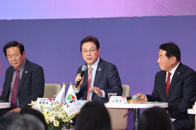 [양산=뉴시스] 양산시에서 박완수 경남도지사 주재로 2025 도민 상생토크가 열린 가운데 박 지사가 답변을 하고 있다. (사진=양산시 제공) 2025.12.04. photo@newsis.com *재판매 및 DB 금지