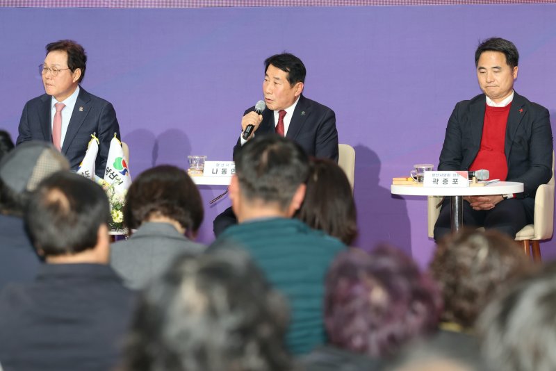 [양산=뉴시스] 양산시에서 박완수 경남도지사 주재로 2025 도민 상생토크가 열린 가운데 나동연 시장이 인사말을 하고 있다. (사진=양산시 제공) 2025.12.04. photo@newsis.com *재판매 및 DB 금지