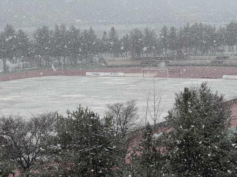 지난달 27일 낮 12시 강원 화천 일대에 올 가을 첫 눈이 내리는 가운데 화천생활체육공원에 눈이 쌓이고 있다. (독자 제공, 재판매 및 DB금지) 2025.11.27/뉴스1 ⓒ News1 한귀섭 기자