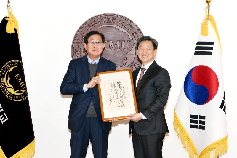 [서울=뉴시스] 국민대 조환익 특임교수가 국민대에 해공 신익희 선생의 친필 편지를 기증했다. (사진=국민대 제공) 2025.12.04. photo@newsis.com *재판매 및 DB 금지