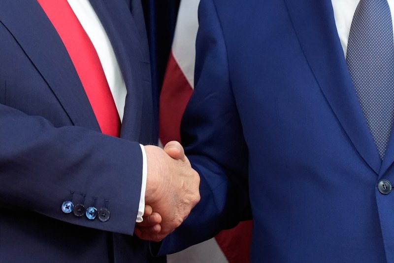 [부산=AP/뉴시스] ﻿﻿도널드 트럼프 미국 대통령이 '대만보장이행법'에 서명한 가운데, 중국 정부가 과거와 달리 강경한 비난을 자제한 것으로 나타났다. 사진은 도널드 트럼프(왼쪽) 미국 대통령과 시진핑 중국 국가주석이 지난 10월 30일 부산 김해국제공항 공군기지 나래마루에서 악수하는 모습. 2025.12.04