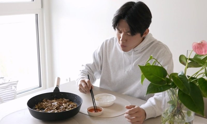 데이식스 도운, 숨겨둔 요리 실력? 정체불명 아침식사 공개