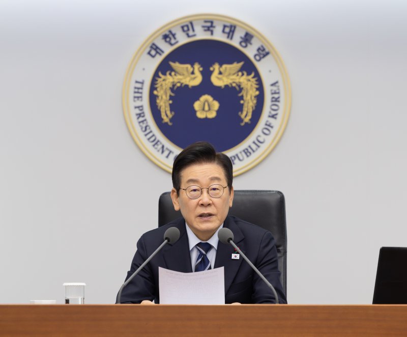 이재명 대통령이 4일 서울 용산 대통령실 청사에서 열린 수석보좌관회의에서 발언하고 있다. 대통령실 제공