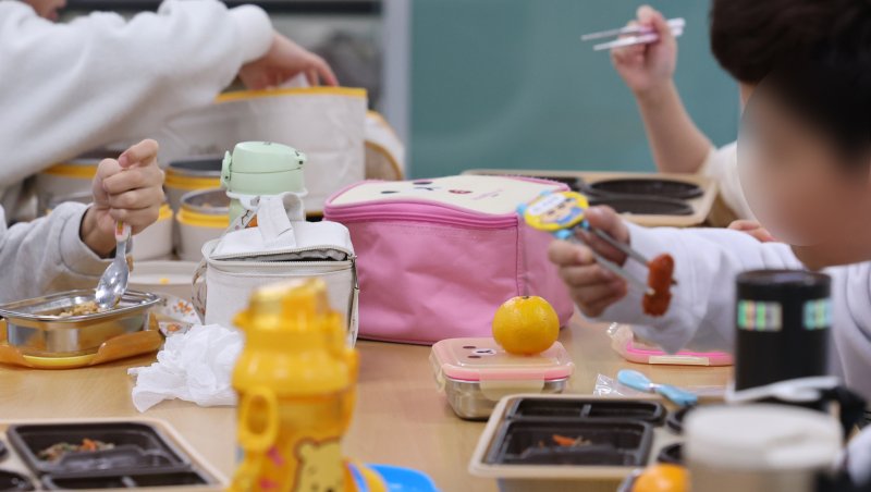 학교 급식·돌봄 업무 등에 종사하는 비정규직 노동자들이 총파업에 돌입한 4일 대전의 한 초등학교에서 어린이들이 도시락을 먹고 있다. 2025.12.4/뉴스1 ⓒ News1 김기태 기자