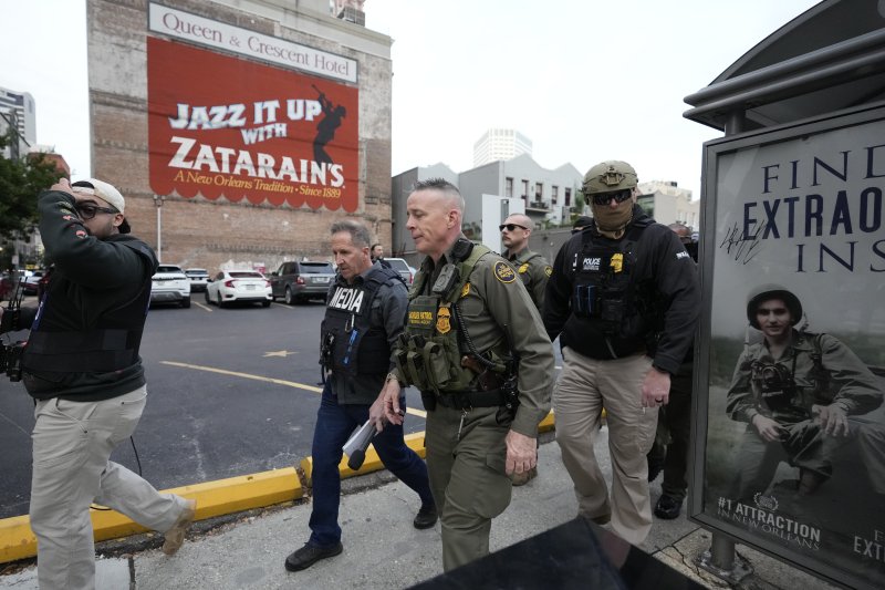 [뉴올리언스=AP/뉴시스] 3일(현지 시간) 미국 루이지애나 뉴올리언스에서 미국 국경수비대가 이민 단속을 벌이고 있다. 미국 트럼프 행정부는 이날 뉴올리언스와 미네소타 미니애폴리스에서 대규모 이민 단속 작전을 시작했다. 2025.12.04.