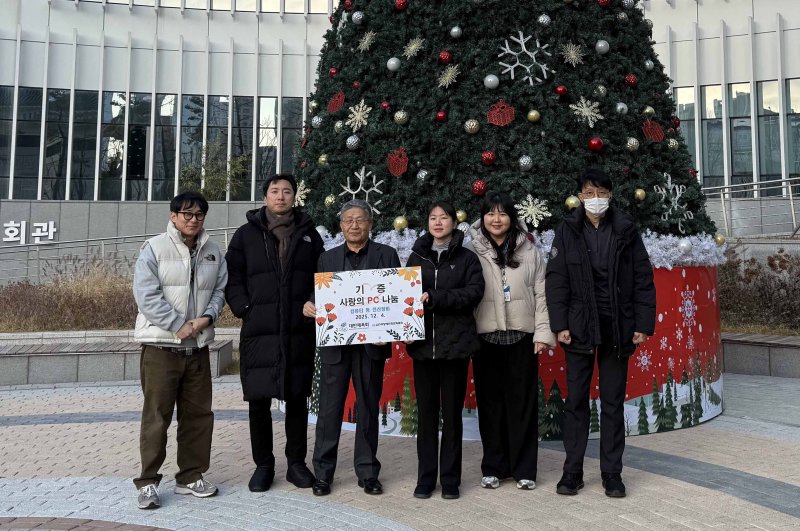 대한체육회가 IT 기기 100역대를 한국장애인정보화협회에 전달했다. (대한체육회 제공)