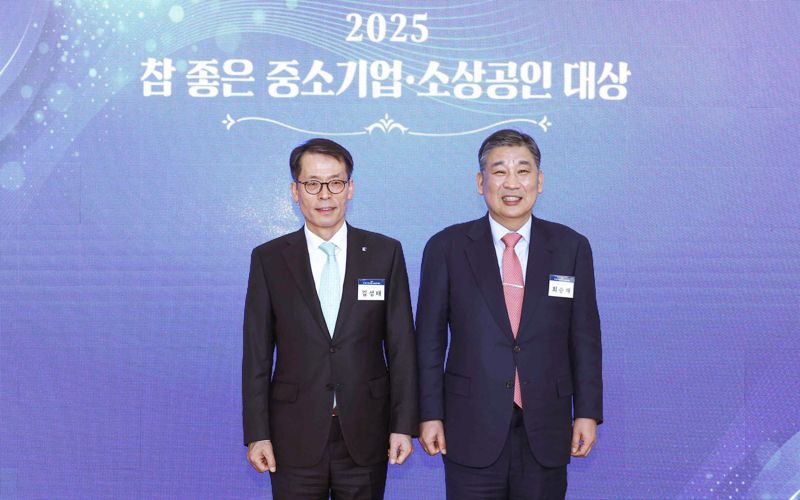 4일 용산 백범김구기념관에서 열린 ‘2025 참 좋은 중소기업·소상공인 대상’ 시상식에서 (왼쪽부터) 김성태 IBK기업은행장, 최승재 옴부즈만이 기념촬영을 하고 있는 모습. 기업은행 제공