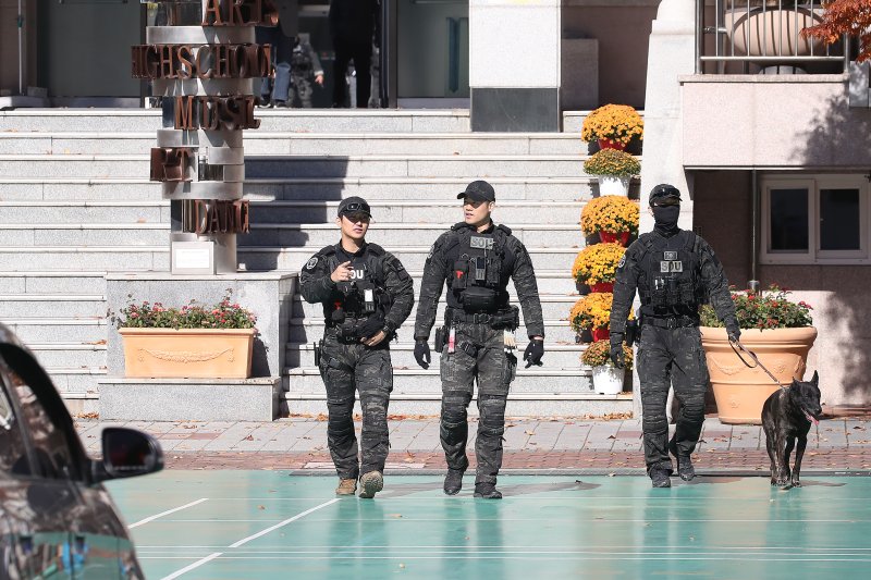 2026학년도 대학수학능력시험을 사흘 앞둔 10일 오전 대구 남구의 고등학교에 사제 폭발물을 설치했다는 신고가 접수돼 현장에 투입된 경찰특공대와 탐지견이 학교 구석구석을 수색하고 있다. (자료사진) 2025.11.10/뉴스1 ⓒ News1 공정식 기자