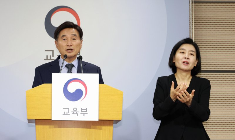 [서울=뉴시스] 오승걸 한국교육과정평가원장이 4일 세종시 정부세종청사 교육부 브리핑실에서 2026학년도 대학수학능력시험 채점 결과를 발표한 뒤 기자들 질문에 답하고 있다. (사진=교육부 제공) 2025.12.04. photo@newsis.com *재판매 및 DB 금지