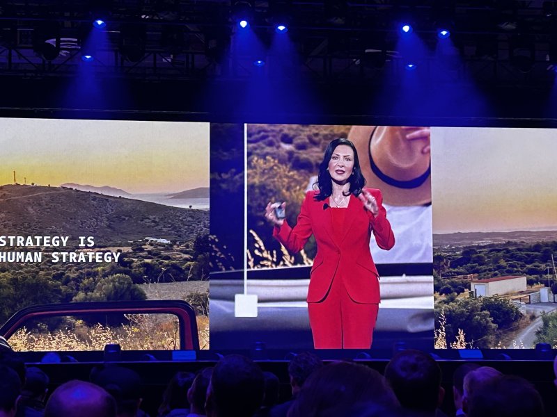 루바 보르노 AWS 글로벌 스페셜리스트 및 파트너 담당 부사장이 미국 라스베이거스에서 열리고 있는 리인벤트 2025에서 마켓플레이스 신규 기능을 소개하고 있다(사진=송혜리 기자) *재판매 및 DB 금지