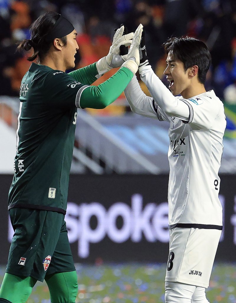 3일 오후 경기도 수원시 팔달구 월드컵로 수원월드컵경기장에서 열린 하나은행 K리그 승강 플레이오프 2025 1차전 수원삼성과 제주SK의 경기에서 1대0 승리를 거둔 제주의 김동준 골키퍼와 오재혁이 기쁨을 나누고 있다. 2025.12.3/뉴스1 ⓒ News1 박정호 기자