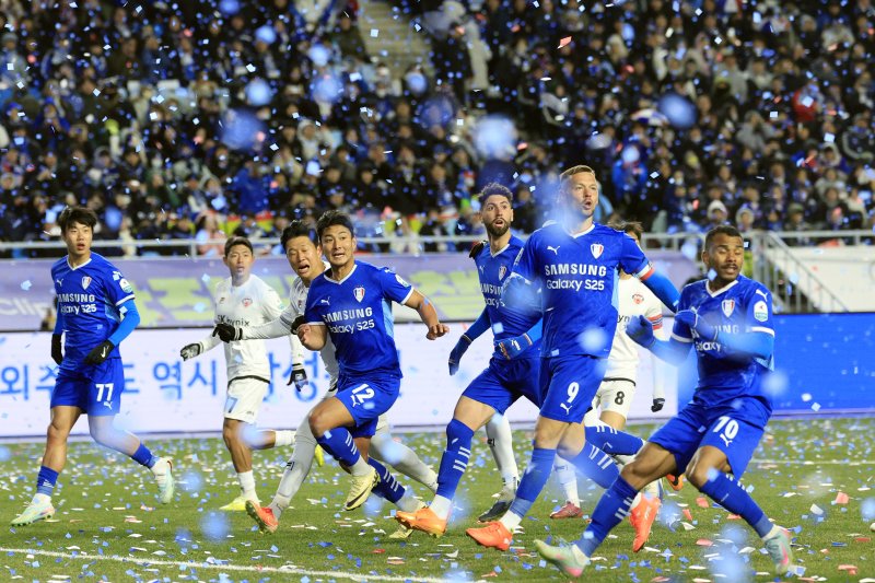 3일 오후 경기도 수원시 팔달구 월드컵로 수원월드컵경기장에서 열린 하나은행 K리그 승강 플레이오프 2025 1차전 수원삼성과 제주SK의 경기에서 눈 내리는 날의 추억을 오마주한 청백적 종이눈이 날리는 가운데 양팀이 수원 이기제의 프리킥을 기다리고 있다. 2025.12.3/뉴스1 ⓒ News1 박정호 기자