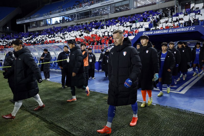 3일 오후 경기도 수원시 팔달구 월드컵로 수원월드컵경기장에서 열린 하나은행 K리그 승강 플레이오프 2025 1차전 수원삼성과 제주SK의 경기에서 양팀 선수들이 피치로 나오고 있다. 2025.12.3/뉴스1 ⓒ News1 박정호 기자