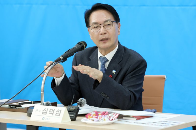 [고창=뉴시스] 4일 고창군청에서 기자간담회를 연 심덕섭 군수가 고창군의 내년도 정부예산 확보 현황과 올해의 행정성과를 설명하고 있다. *재판매 및 DB 금지