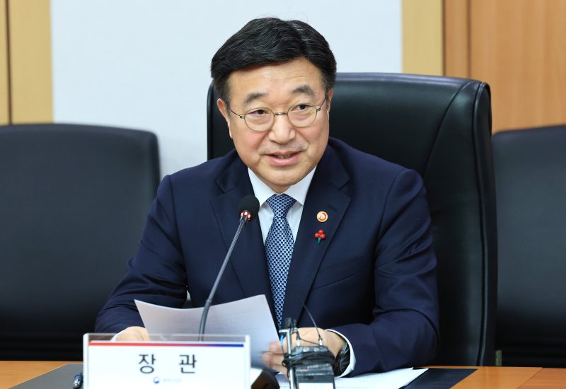 윤호중 행정안전부 장관이 26일 서울 종로구 정부서울청사에서 열린 국가재난관리 물류기업 지정서 수여식에서 모두발언을 하고 있다. 2025.11.26/뉴스1 ⓒ News1 임세영 기자