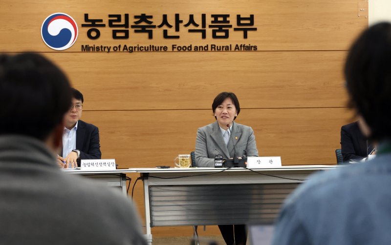 [세종=뉴시스] 강종민 기자 = 송미령 농림축산식품부 장관이 간담회에서 발언하고 있다. 2025.11.05. ppkjm@newsis.com