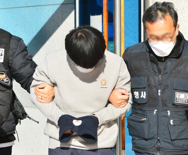 [청주=뉴시스] 서주영 기자 = 충북 괴산군에서 모친을 둔기와 흉기로 살해한 30대 남성이 4일 청주지법에서 구속전 피의자 심문(영장실질심사)을 받은 뒤 나오고 있다. 2025.12.04. juyeong@newsis.com