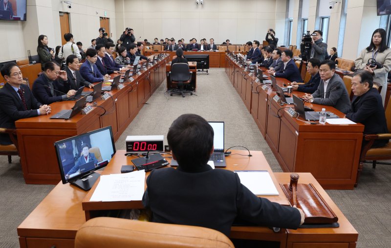 임이자 위원장이 4일 서울 여의도 국회에서 열린 기획재정위원회 전체회의에서 안건을 통과시키고 있다. 2025.12.4/뉴스1 ⓒ News1 신웅수 기자