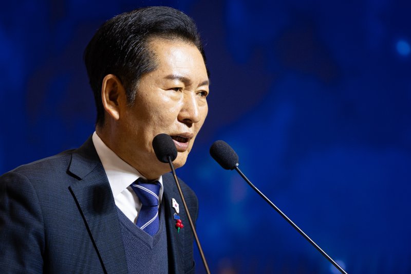 정청래 더불어민주당 대표가 3일 서울 여의도 국회 의원회관에서 열린 12.3 내란 저지 1년 특별좌담회 '행동하는 K-민주주의'에서 인사말을 하고 있다. 2025.12.3/뉴스1 ⓒ News1 유승관 기자