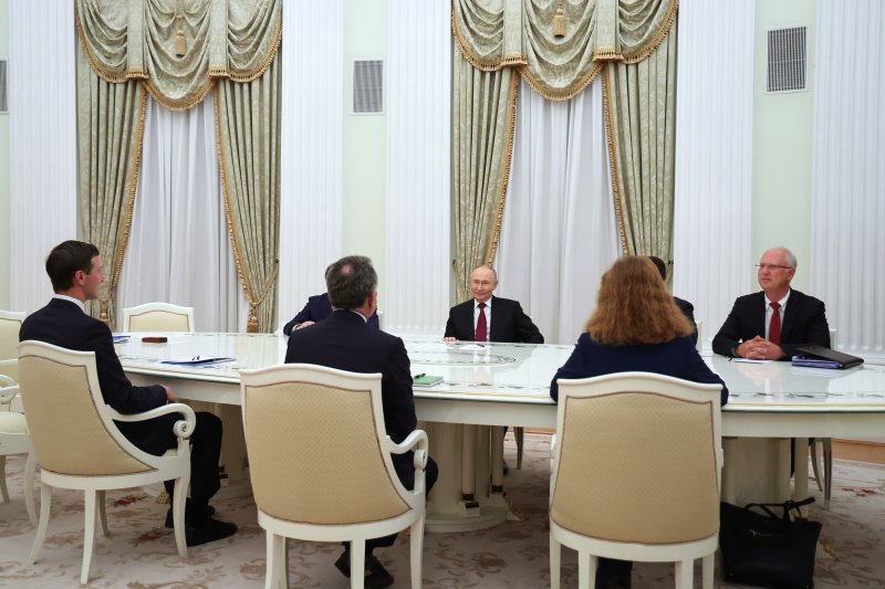 [모스크바=AP/뉴시스]블라디미르 푸틴(가운데) 러시아 대통령이 2일(현지시각) 러시아 모스크바 크렘린궁에서 스티브 위트코프(앞줄 가운데) 미국 특사, 도널드 트럼프 대통령 사위 재러드 쿠슈너(왼쪽)와 회담하고 있다. 푸틴 대통령은 4일 이 회담이 "필요하고" "유용하지만" "어려운 작업"이라고 말하며, 일부 제안은 크렘린궁이 받아들일 수 없다고 말했다. 2025.12.04.