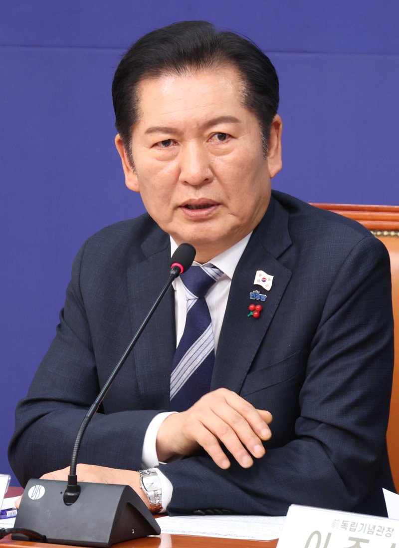 [서울=뉴시스] 조성봉 기자 = 정청래 더불어민주당 대표가 4일 오후 서울 여의도 국회에서 열린 역사와정의특별위원회-국가보훈정책특별위원회 보훈·역사 분야 정책 간담회에서 발언을 하고 있다. 2025.12.04. suncho21@newsis.com