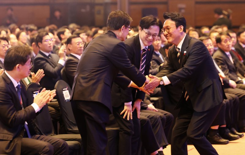김민석 국무총리가 4일 오전 서울 강남구 코엑스에서 열린 제62회 무역의 날 기념식에서 축사를 마친 후 윤진식 무역협회장과 악수하고 있다. 2025.12.4/뉴스1 ⓒ News1 오대일 기자