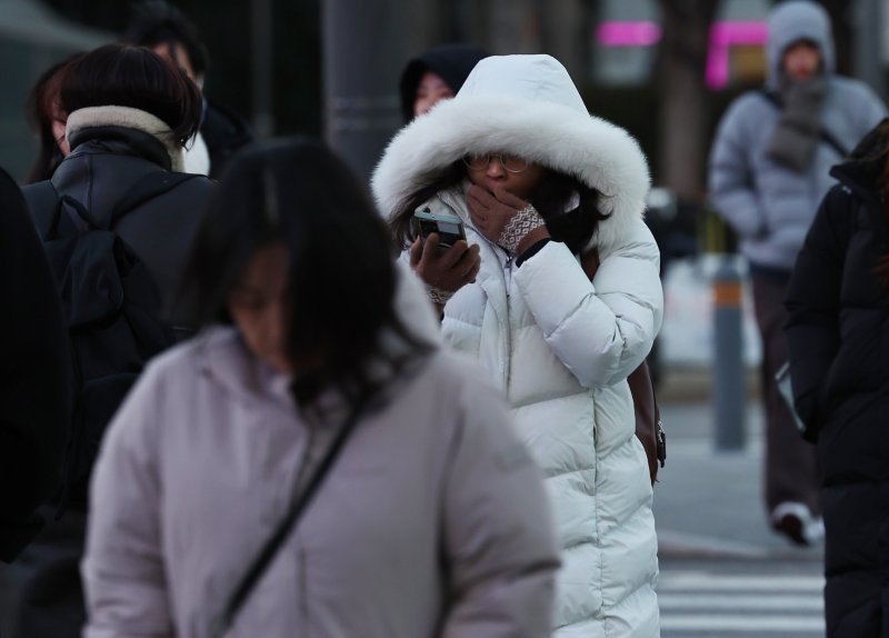 서울의 최저기온이 영하 10도 가까이 떨어진 4일 오전 서울 광화문네거리 일대에서 시민들이 추위 속 출근길 발걸음을 옮기고 있다. 2025.12.4/뉴스1 ⓒ News1 구윤성 기자
