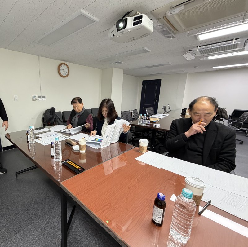 '2025 전북기자상' 심사위원들이 출품작들을 살펴보고 있다. 왼쪽부터 김명성 전 KBS전주방송총국 보도국장, 나미수 전북대 미디어커뮤니케이션학과 교수, 이상덕 전 전라일보 편집국장 순.(전북기자협회 제공. 재판매 및 DB금지)/뉴스1