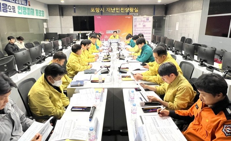 [포항=뉴시스] 송종욱 기자 = 4일 포항시청 재난상황실에서 열린 '2025년 포항시 지진 대응 점검 훈련' 모습. 2025.12.04. photo@newsis.com