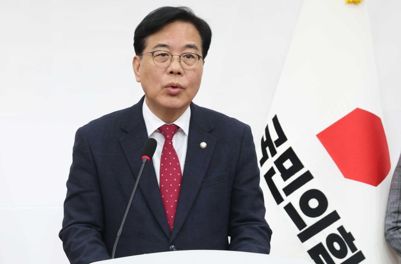 [서울=뉴시스] 조성봉 기자 = 송언석 국민의힘 원내대표가 3일 서울 여의도 국회에서 열린 계엄 1주년 관련 기자간담회에서 발언을 하고 있다. 2025.11.03. suncho21@newsis.com