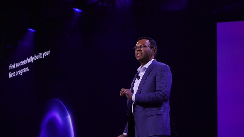 3일(현지시간) 미국 라스베이거스 베네시안 엑스포에서 열린 'AWS 리인벤트(re:Invent) 2025' 키노트 무대에 오른 스와미 시바수브라마니안 AWS 에이전틱 AI 부사장. AWS 제공