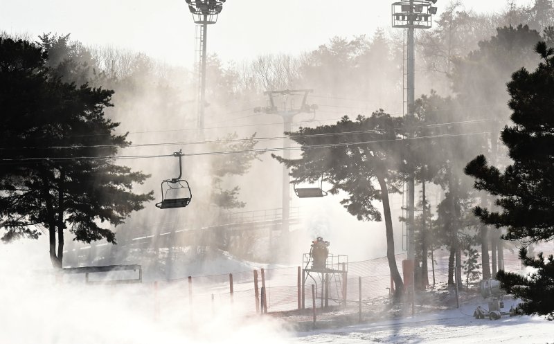 [이천=뉴시스] 김종택기자 = 전국 곳곳에 한파특보가 발효된 3일 경기 이천시 마장면 지산스키장 슬로프에서 제설기가 눈을 살포하고 있다. 2025.12.03. jtk@newsis.com