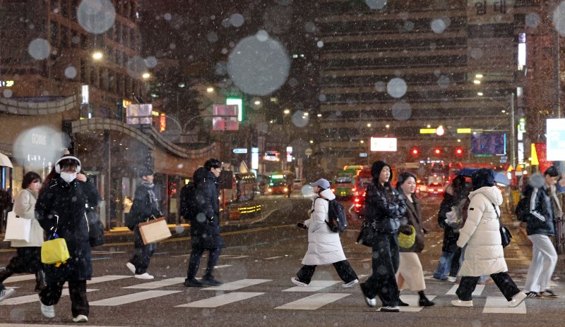 눈 내리는 퇴근길 (서울=연합뉴스) 이진욱 기자 = 4일 서울 마포구 홍대 부근에서 시민들이 이동하고 있다. 2025.12.4 cityboy@yna.co.kr (끝)