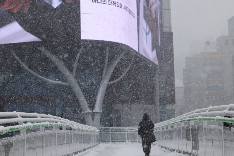 광주시 남구 백운동 푸른길브릿지에서 한 시민이 걷고 있다. 2025.3.18/뉴스1 ⓒ News1 박지현 기자