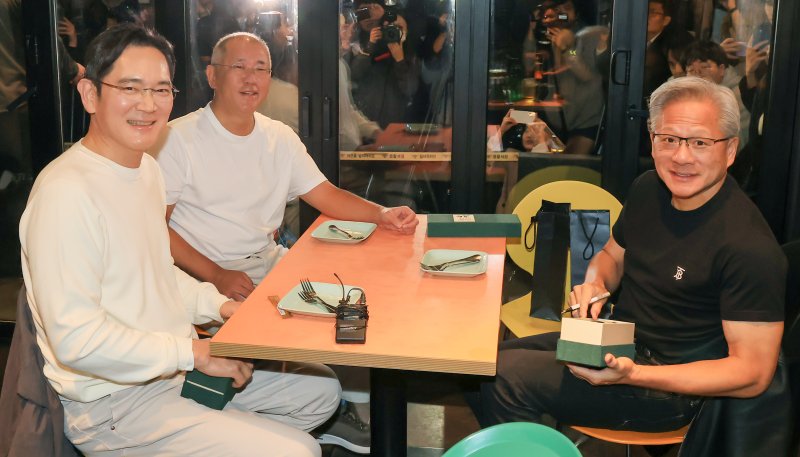 [서울=뉴시스] 정병혁 기자 = 젠슨 황 엔비디아 최고경영자(CEO)와 이재용 삼성전자 회장, 정의선 현대차그룹 회장이 30일 서울시내 한 치킨집에서 '치맥회동'을 하고 있다. (공동취재) 2025.10.30. photo@newsis.com