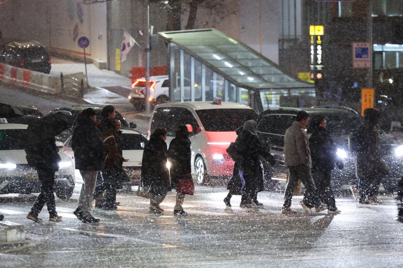 [서울=뉴시스] 황준선 기자 = 서울·인천·경기·강원 대설주의보가 발효된 4일 오후 서울 중구 거리에 눈이 내리고 있다. 2025.12.04. hwang@newsis.com <저작권자ⓒ 공감언론 뉴시스통신사. 무단전재-재배포 금지.> /사진=뉴시스화상
