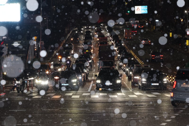 [서울=뉴시스] 황준선 기자 = 서울·인천·경기·강원 대설주의보가 발효된 4일 오후 서울 중구 거리에 눈이 내리고 있다. 2025.12.04. hwang@newsis.com <저작권자ⓒ 공감언론 뉴시스통신사. 무단전재-재배포 금지.> /사진=뉴시스화상