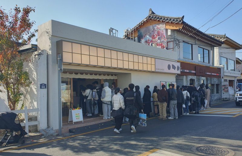지난달 27일 낮 쌀쌀한 늦가을 날씨에도 경주 황리단길 한 디저트 가게 앞에 손님들이 장사진을 이루고 있다. 사진=최승한 기자