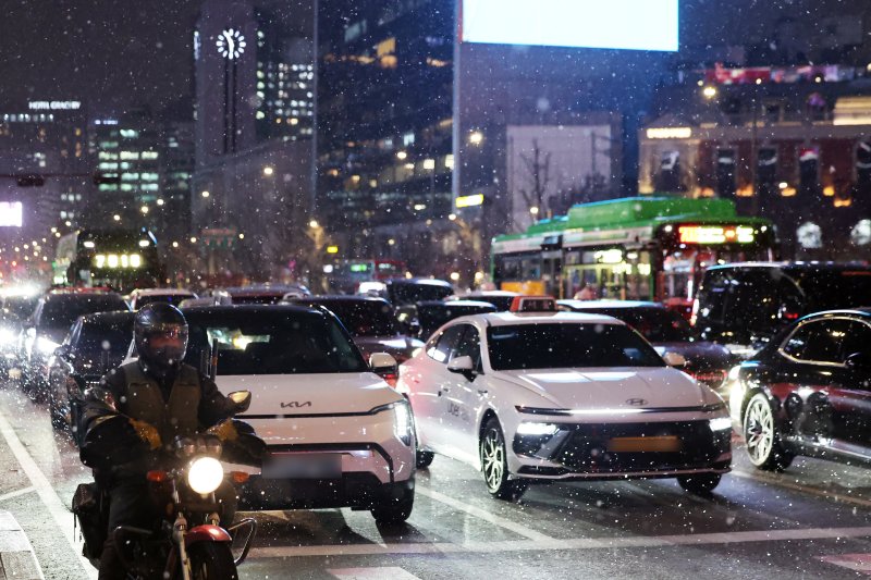 첫눈이 내린 4일 오후 서울 광화문 네거리에서 퇴근길 차량들이 신호를 기다리고 있다. ⓒ News1 황기선 기자