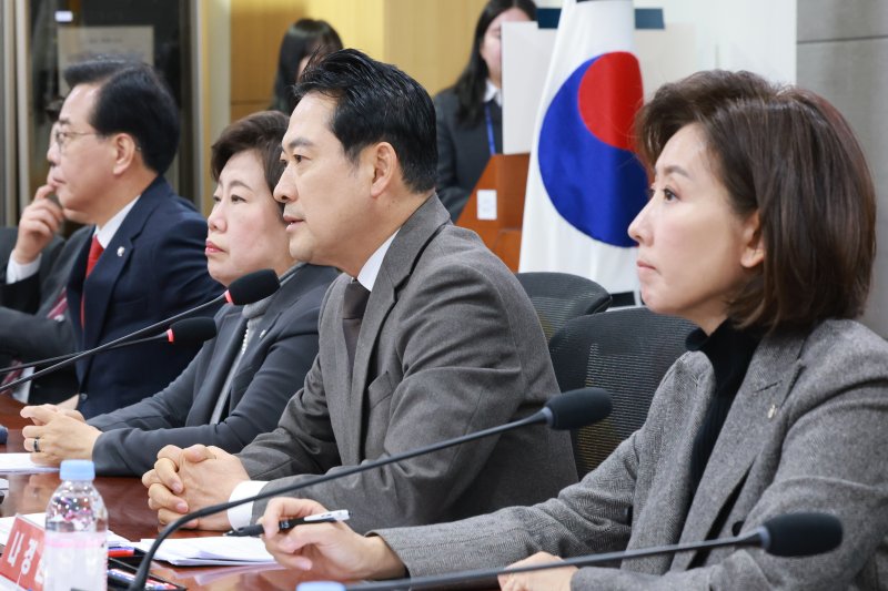 국민의힘 장동혁 대표(오른쪽 두번째)가 4일 국회 의원회관에서 열린 '특별재판부 설치 및 법왜곡죄 신설의 위헌성 긴급세미나'에 참석, 인사말을 하고 있다. 연합뉴스