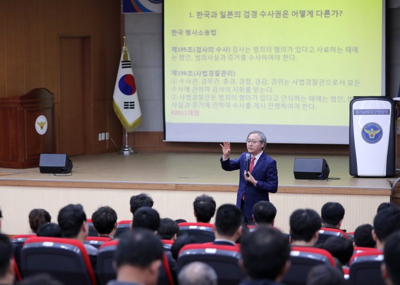 검찰개혁추진단 자문위원장인 박찬운 한양대 교수가 지난 2019년 4월 19일 경기남부지방경찰청에서 '수사권 조정과 자치경찰'에 대한 특별강연회를 가진 모습.(경기남부지방경찰청 제공)ⓒ 뉴스1