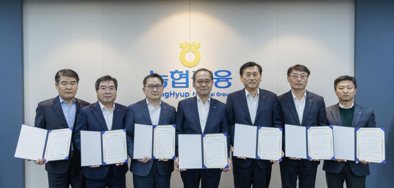 이찬우 NH농협금융 회장(가운데)이 지난 3일 부사장들과 그룹 소비자보호 헌장에 서약한 뒤 기념촬영을 하고 있다. NH농협금융 제공