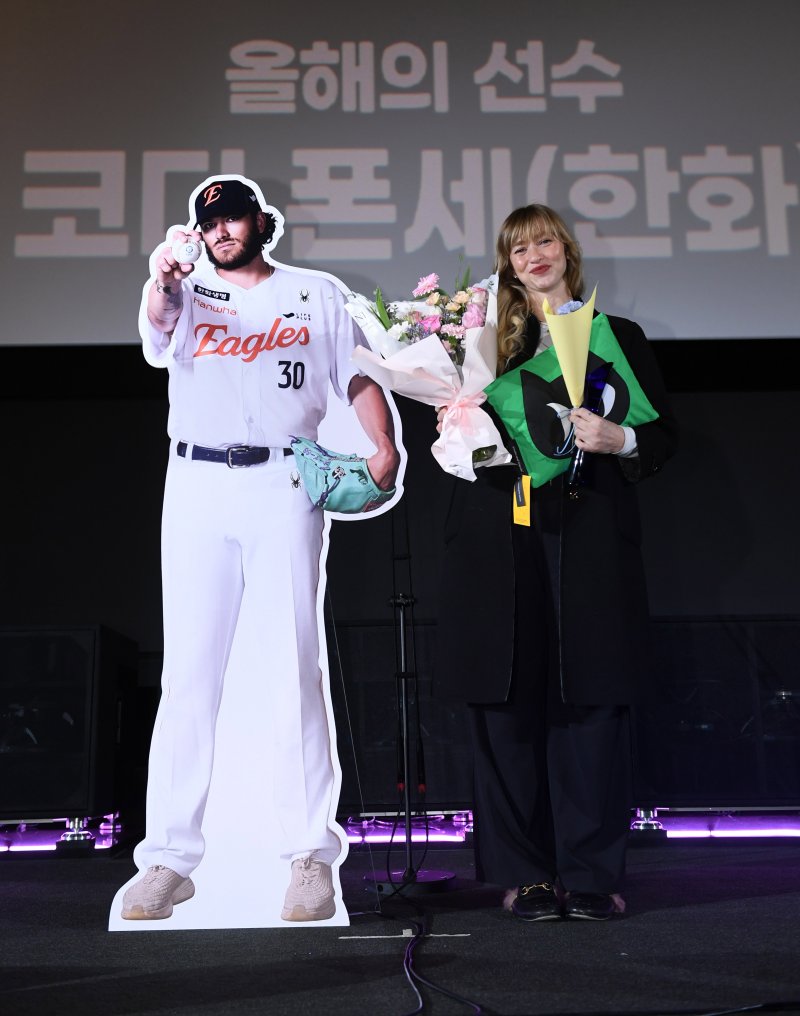 [서울=뉴시스] 스포츠서울 올해의 선수로 선정된 코디 폰세를 대신해 시상식에 참석한 폰세 아내. (사진=스포츠서울 제공) 2025.12.04. *재판매 및 DB 금지